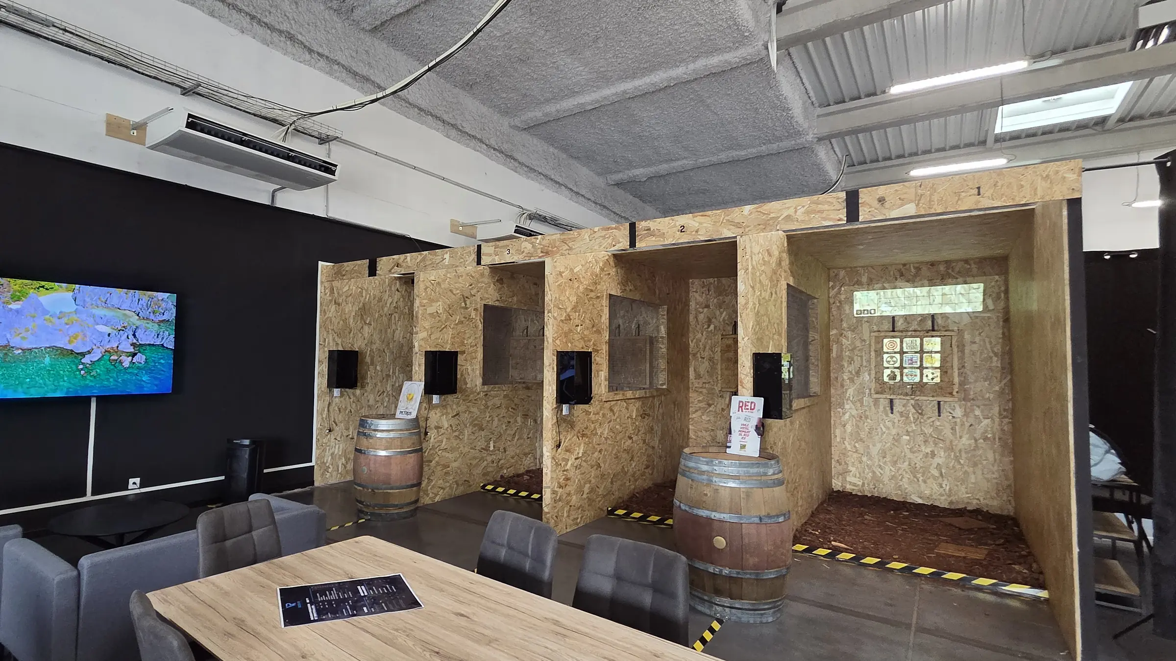 Les pistes en bois du lancer de hache, dans le salon de BassinVR