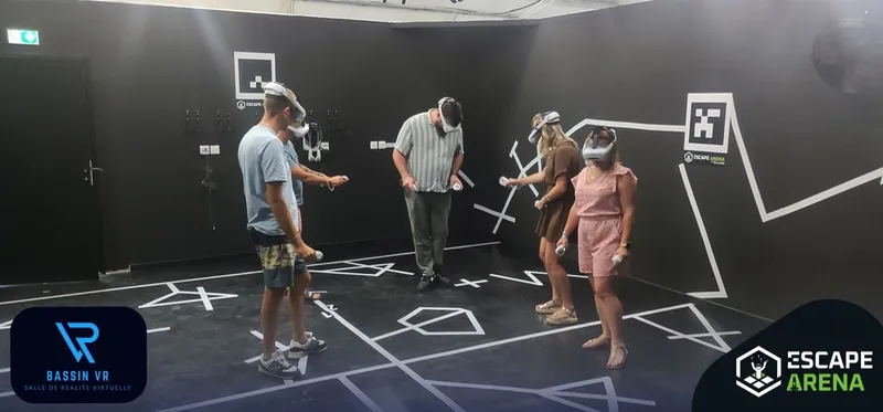 Joueurs casqués dans la petite arène VR
